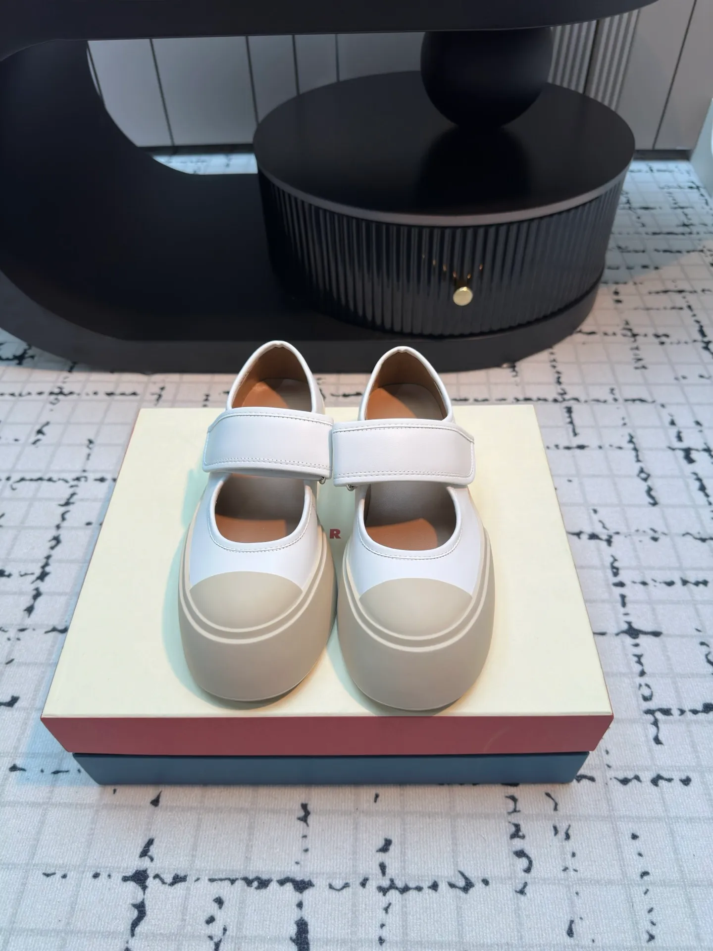 👟👟Ex-factory price 480👟👟 Large lace-up shoes, the cutest baby shoes in history. This year’s new colors are really beautiful, very fresh, and not bulky at all! A brand from an independent Italian designer, it has now become a famous brand in the international fashion industry. Since its establishment in 1994, the brand has expanded from women's clothing to men's clothing, bags, jewelry and glasses, and its product content is extremely rich! Marni's designs are not only bold in color and innovative in tailoring, but also very proud of its pure Italian origins. Not only are all its finished products produced in Italy, but they are also not authorized to operate, and the brands are all controlled by family members.  Upper: imported calfskin, lining/feet: cowhide laminated to high-density elastic latex, sole: rubber outsole, 4cm thick sole to lengthen legs, code number: 35/40 (40 is custom-made, non-refundable, non-exchangeable)